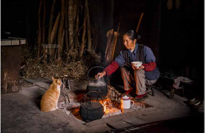 一年最热的盛夏，彝族为啥要“玩火”？揭秘彝族火把节的文化密码