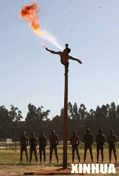 印度50度高温来袭，军队为抗高温竟全军参与大练瑜伽？