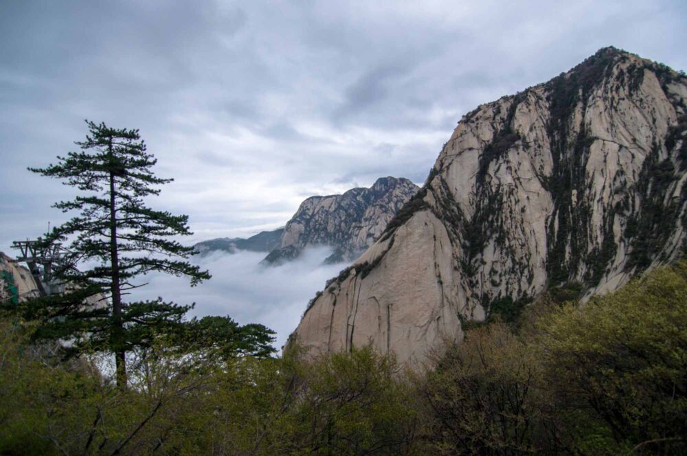 它是中华十大名山之一，被誉为“奇险天下第一山”，山川十分秀美