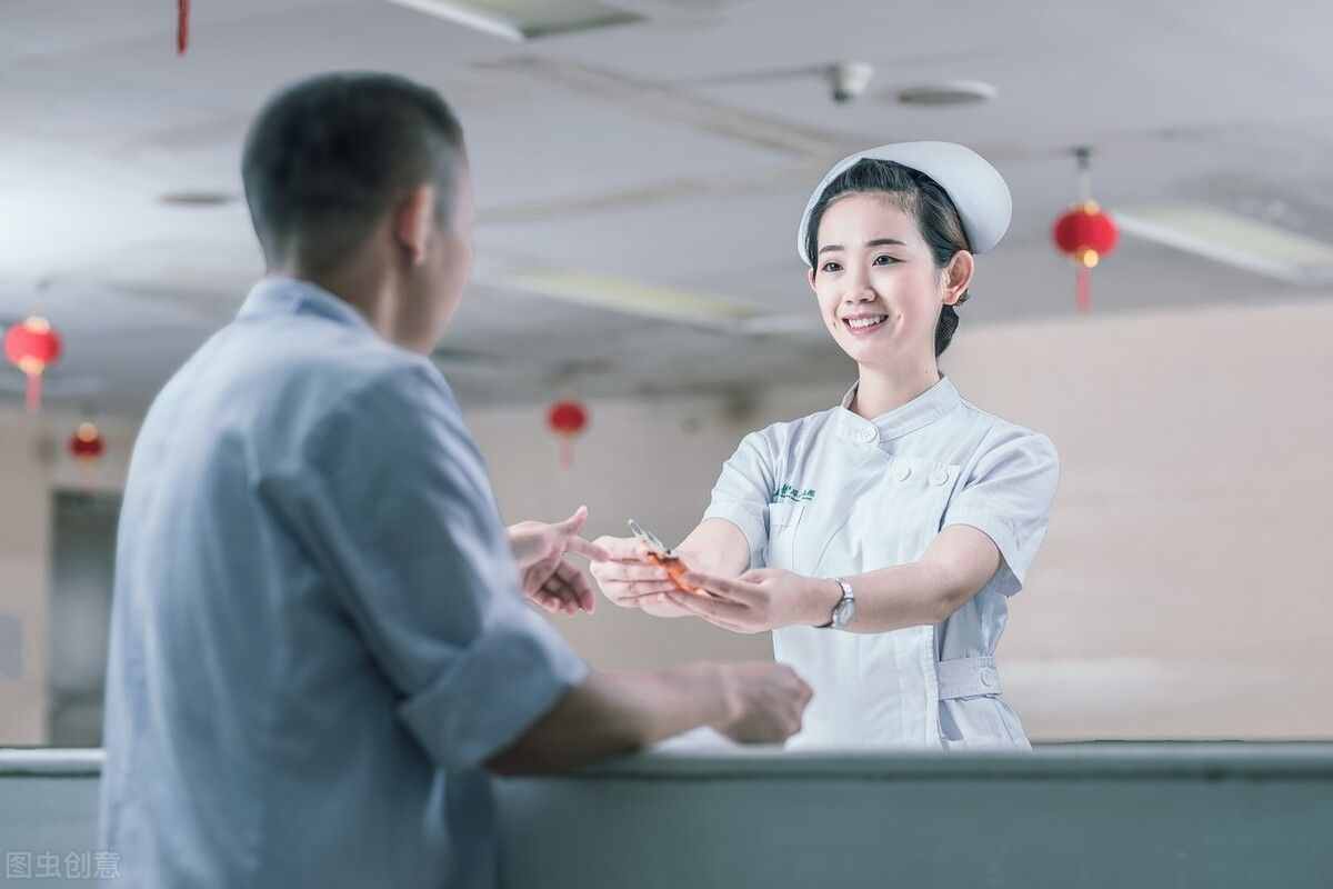 职场百科：护士证怎么考？护士与护师有什么区别？平均工资如何？