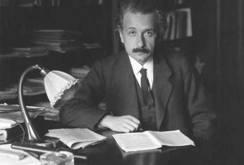 爱因斯坦著名的相对论，究竟讲了什么？这也许是最通俗的解释了