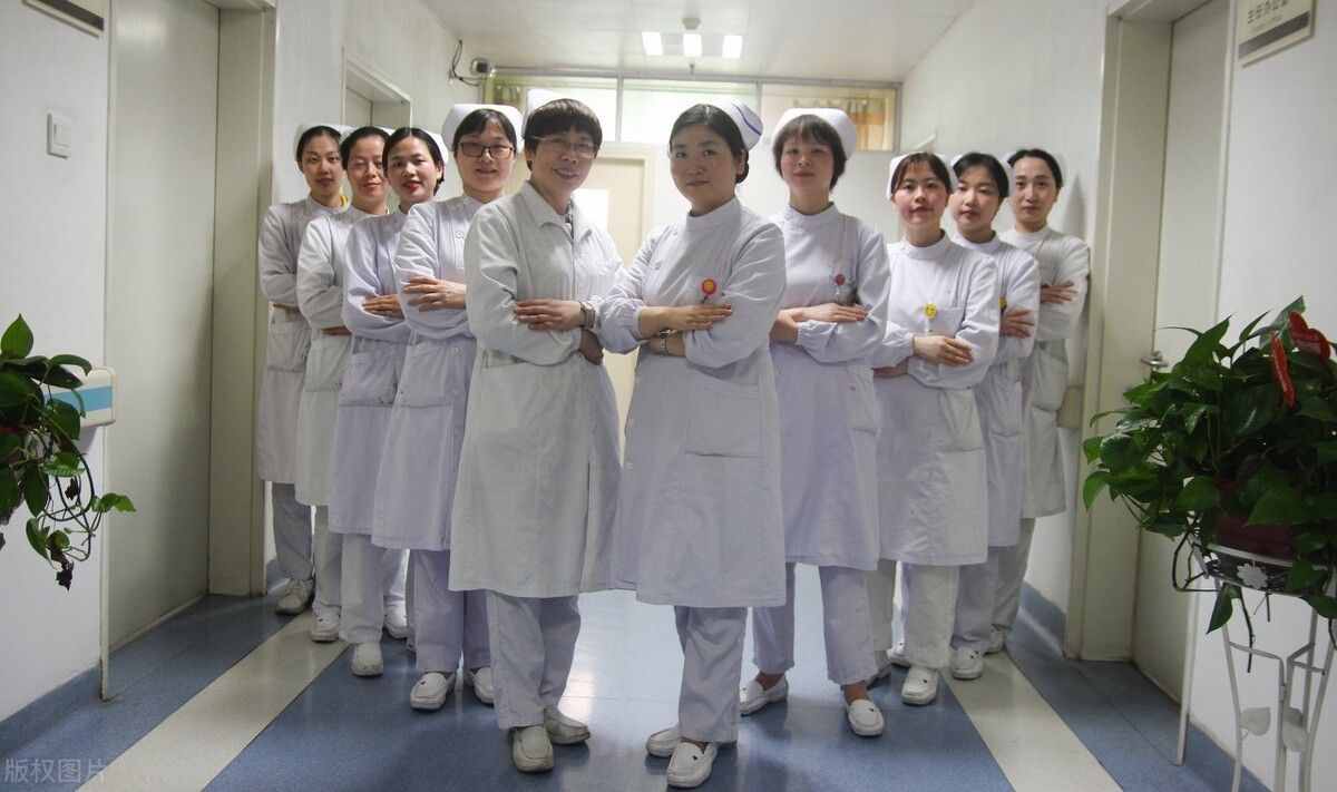 职场百科：护士证怎么考？护士与护师有什么区别？平均工资如何？