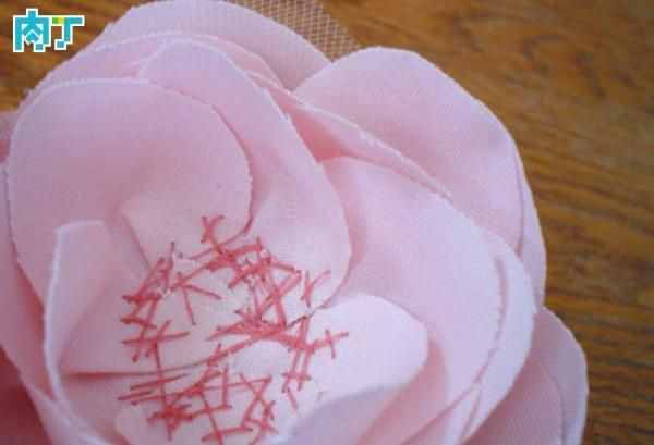 仿真花的制作：粉粉的布艺绢花DIY图解