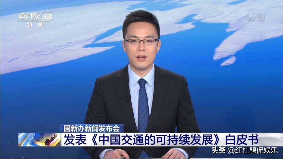 央视主播张仲鲁首次主持《晚间新闻》表现出色，又是一位潜力股