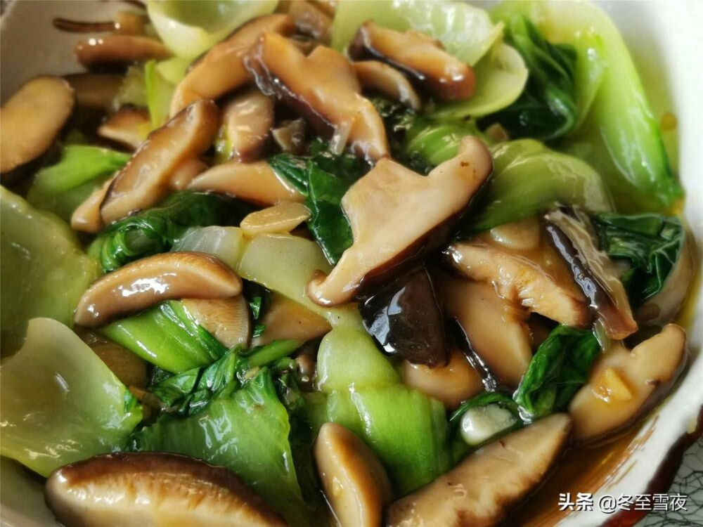 油菜和香菇天生是一对，素炒更美味，油菜翠绿，香菇味美下饭