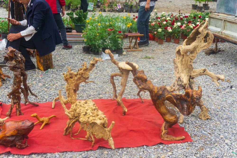 农村大集上的各种树根，雕琢之后成了根雕艺术品