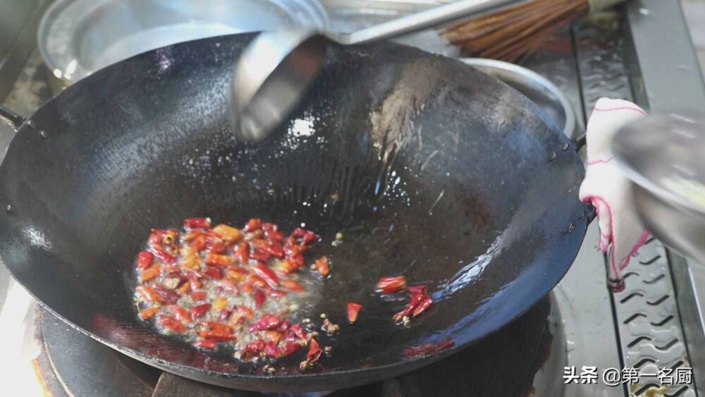 大厨教你做一道“风味茄子”，外酥里嫩营养高，好吃又下饭