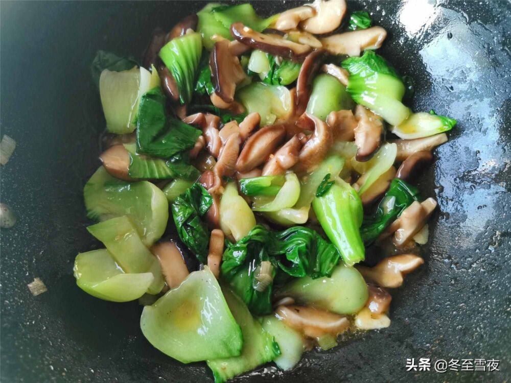 油菜和香菇天生是一对，素炒更美味，油菜翠绿，香菇味美下饭