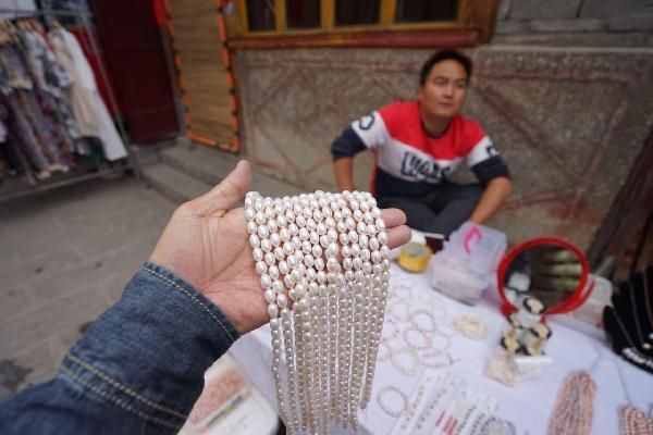 北海的珍珠卖到大理，开蚌取珠每个35元，怎奈人少生意不好