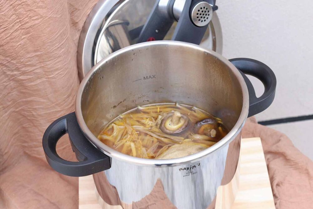 高压锅版的香菇鸡汤，做法简单，滋补营养，一开锅飘香四溢