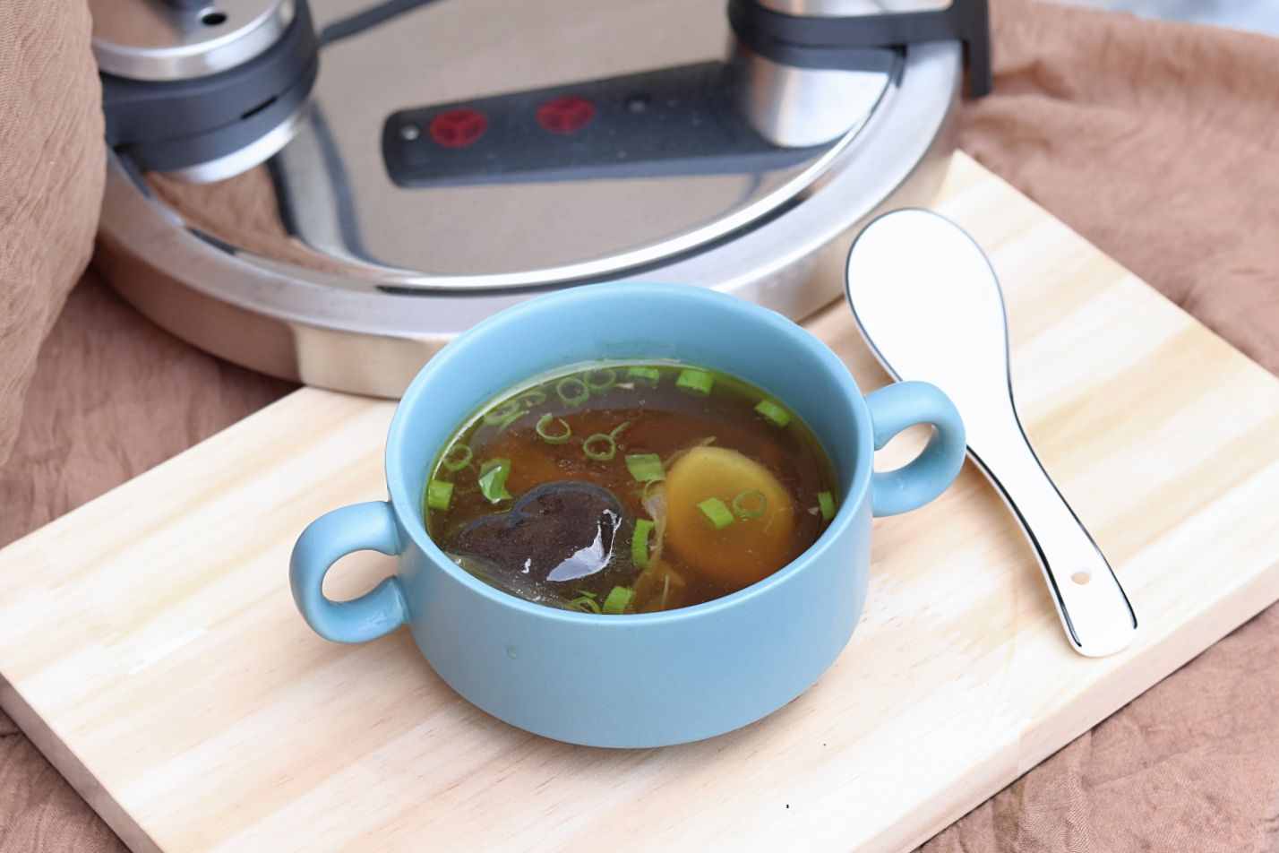 高压锅版的香菇鸡汤，做法简单，滋补营养，一开锅飘香四溢