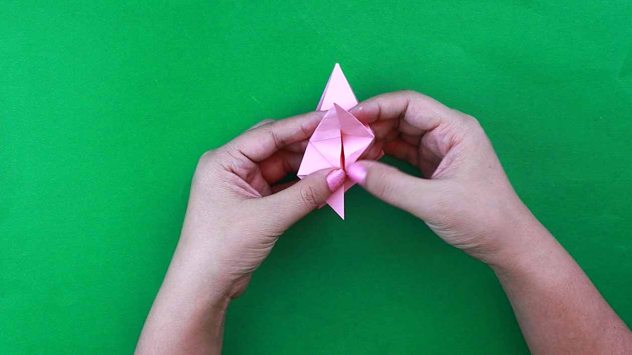 教你折一朵清新脱俗的百合花，做法简单小朋友也能学会，手工折纸