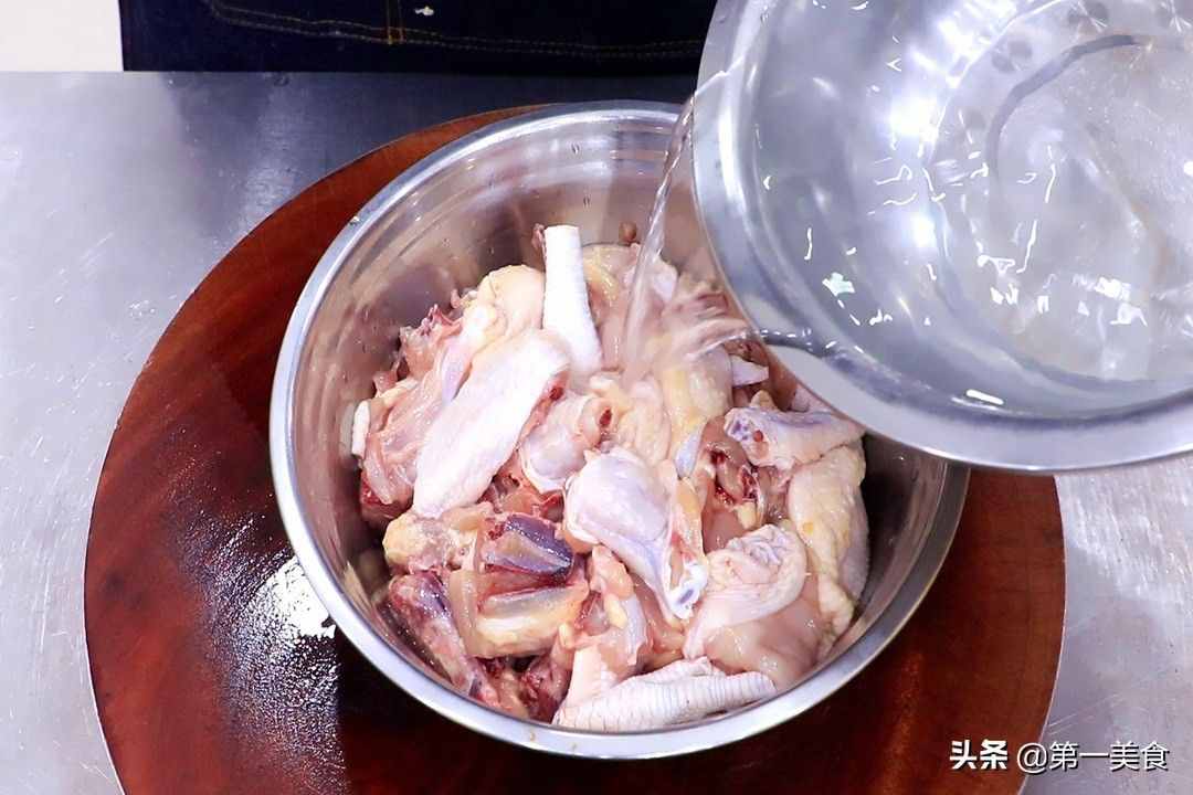 大厨教你新疆大盘鸡正宗做法，饭店常用配方，学会在家随时吃