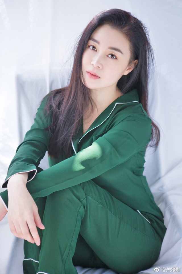 80后“杨晓燕”一身绿色睡衣，美出新高度！