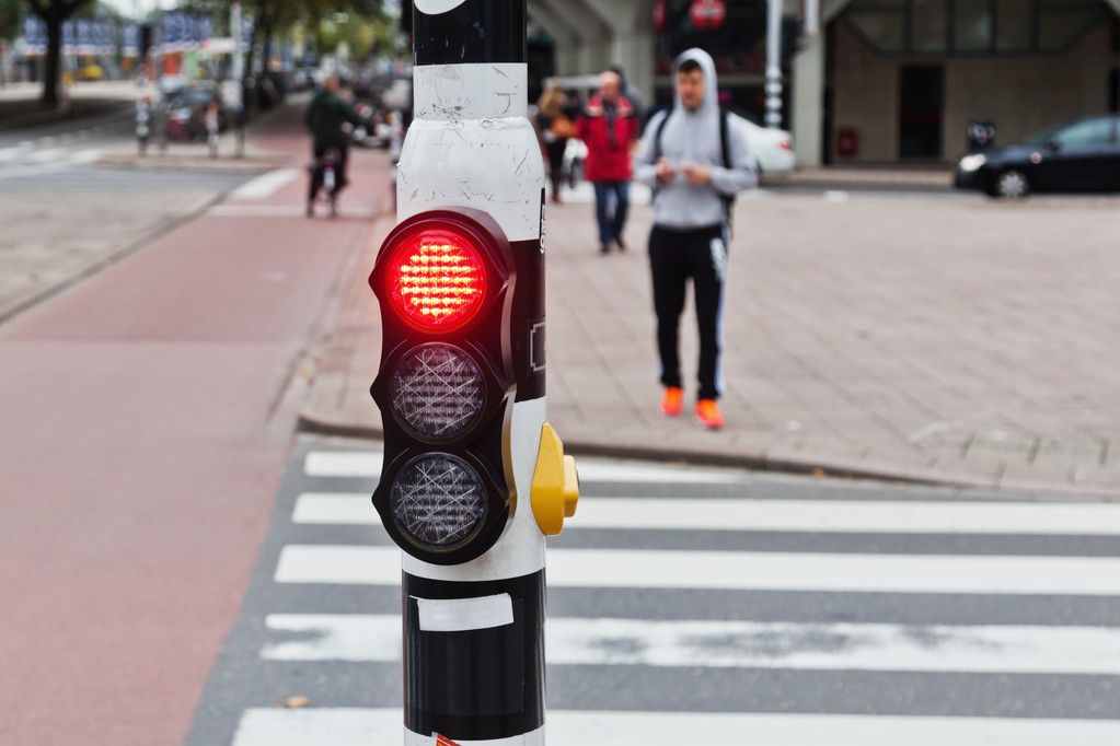 交通信号灯中，黄灯表示的是什么意思？遇到时，我们该怎么走？