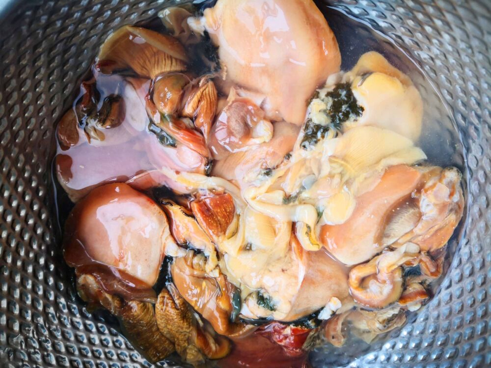 春日野菜正当时，河蚌这样处理不腥不粘又嫩又脆，汤汁奶白鲜醇