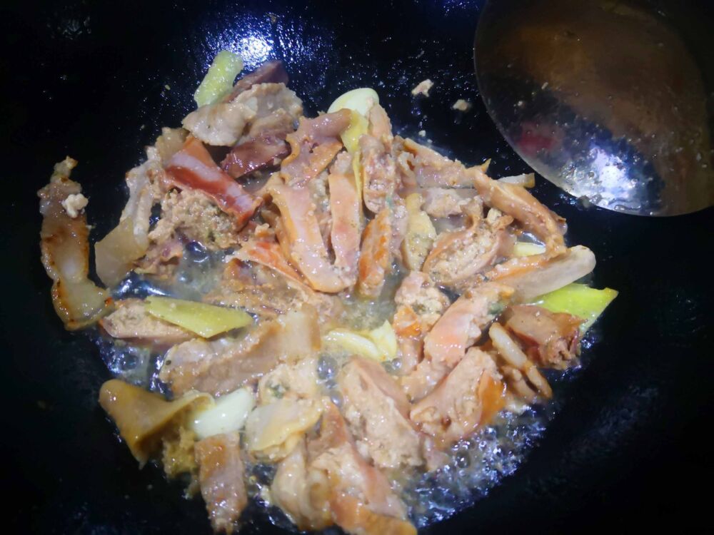 春日野菜正当时，河蚌这样处理不腥不粘又嫩又脆，汤汁奶白鲜醇