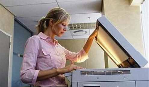 复印机工作时高压放电，孕妇操作复印机好吗？