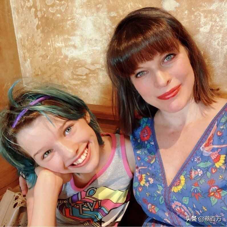 45岁米拉乔沃维奇携13岁女儿登杂志，长女完美遗传神仙基因