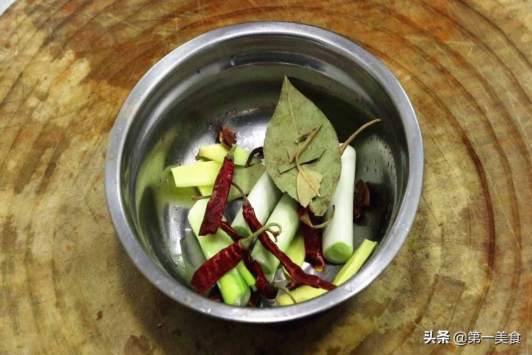 咸香可口的卤水豌豆角，大厨用传统方法制作，一口一个嗦不停