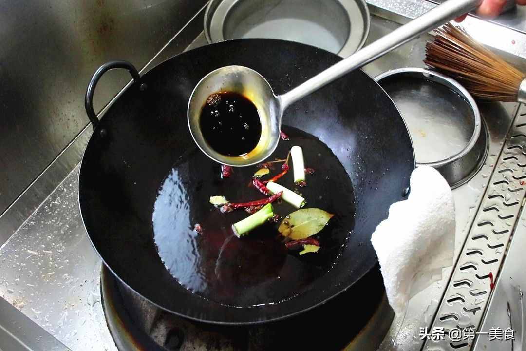 咸香可口的卤水豌豆角，大厨用传统方法制作，一口一个嗦不停