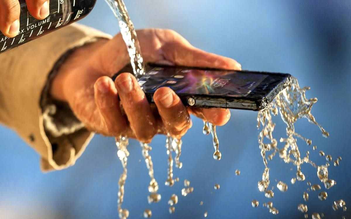 手机进水怎么办？维修师傅教你一招，让手机起死回生！