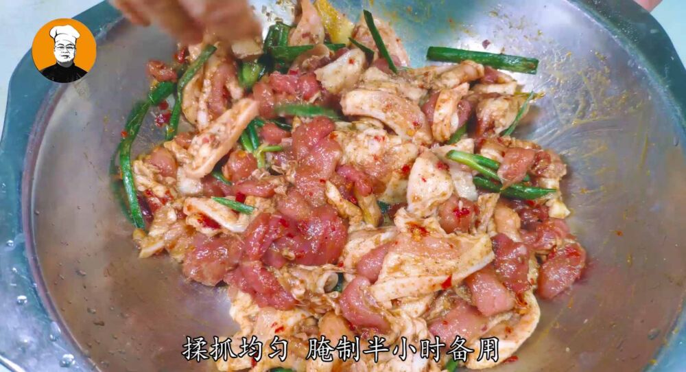 孩子嘴馋想吃烤肉，老刘买五花肉秘制腌制，搭配生菜过瘾又解馋