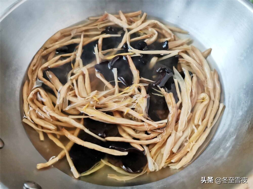 干黄花菜怎样做好吃，和这两种食材是绝配，清淡味美还营养