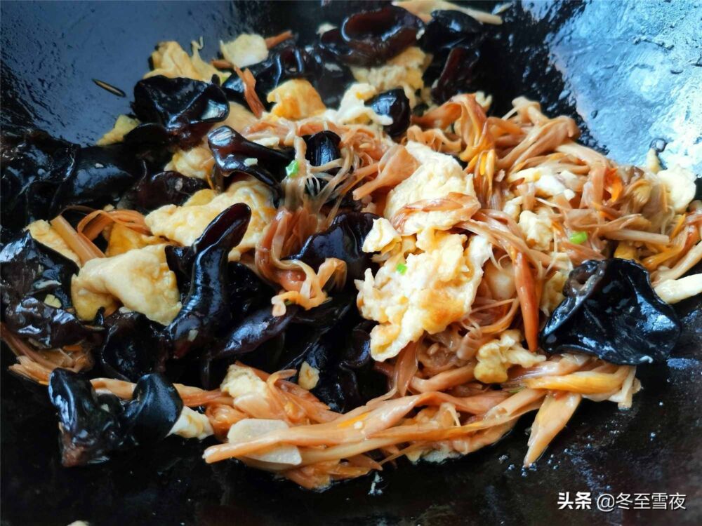 干黄花菜怎样做好吃，和这两种食材是绝配，清淡味美还营养