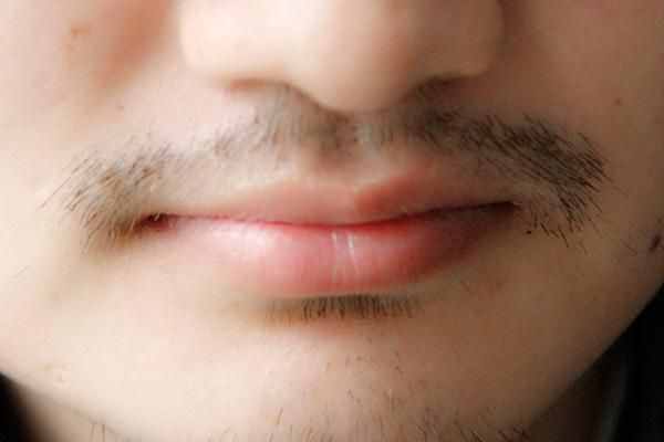 男性第一次刮胡子，应该是在多少岁？