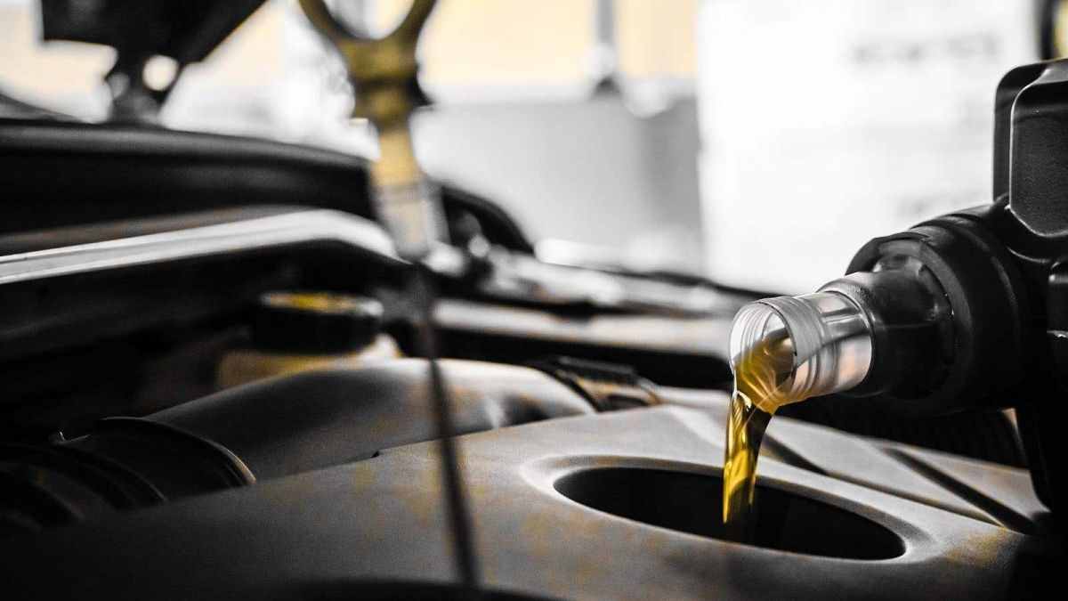 所谓的发动机烧机油是怎么回事？哪些原因会导致烧机油？