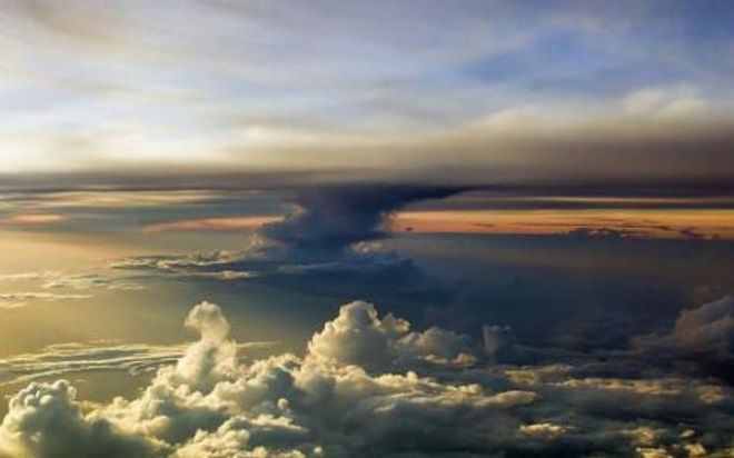 地球生命的保护伞，大气的垂直分层：对流层、平流层和高层大气