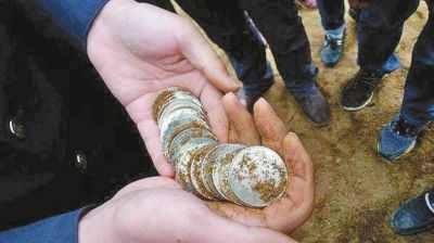 信阳河滩挖出银元 有人挖到银元后当场叫卖