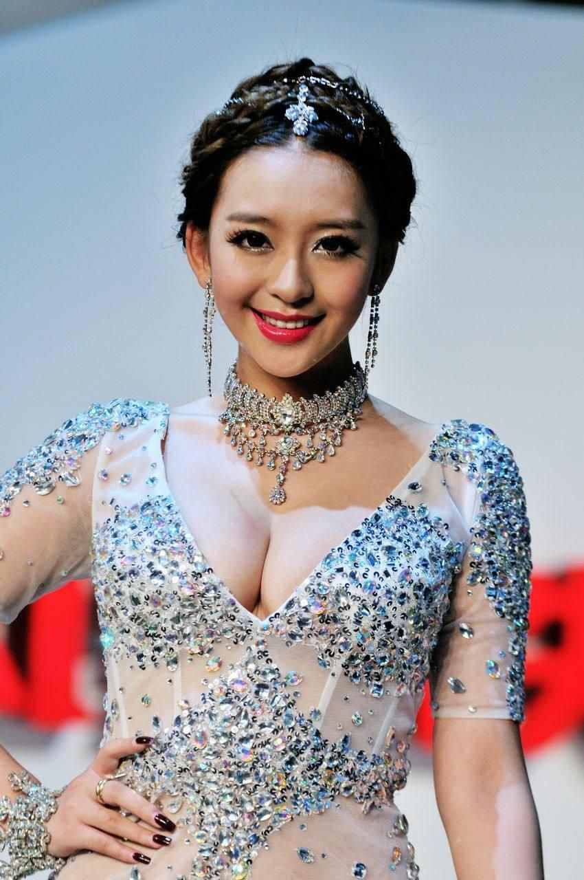 北京车展依旧没车模，盘点当年因穿衣太性感而爆红的车模们