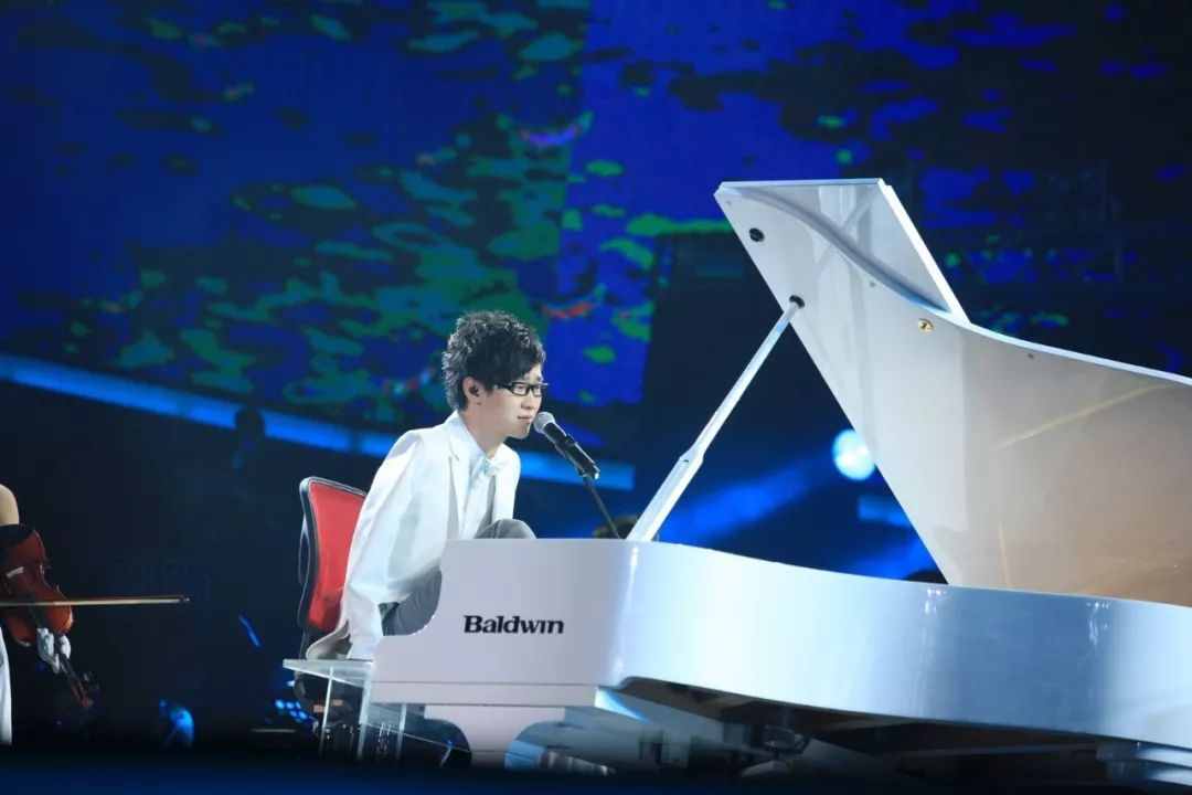 《中国达人秀第一季》冠军，断臂钢琴王子刘伟，十年之后