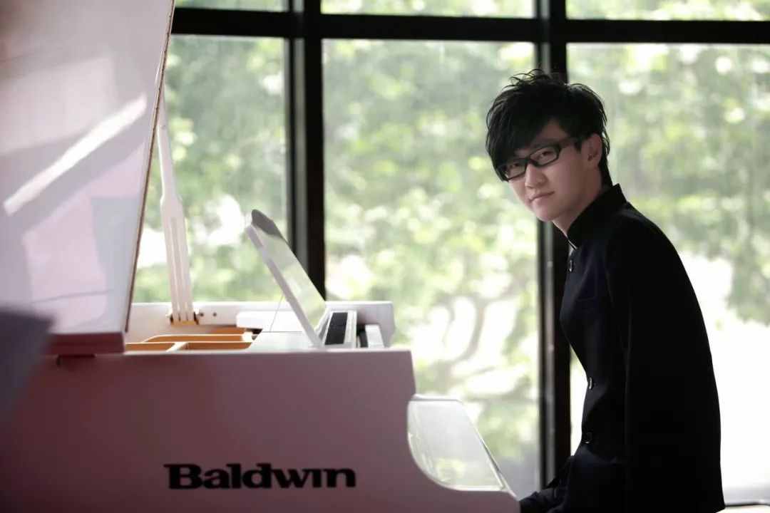 《中国达人秀第一季》冠军，断臂钢琴王子刘伟，十年之后