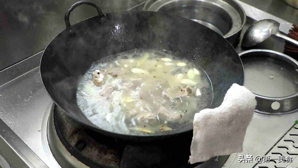 厨师长分享排骨玉米汤的做法，汤白肉嫩鲜香清甜，看完就能学会