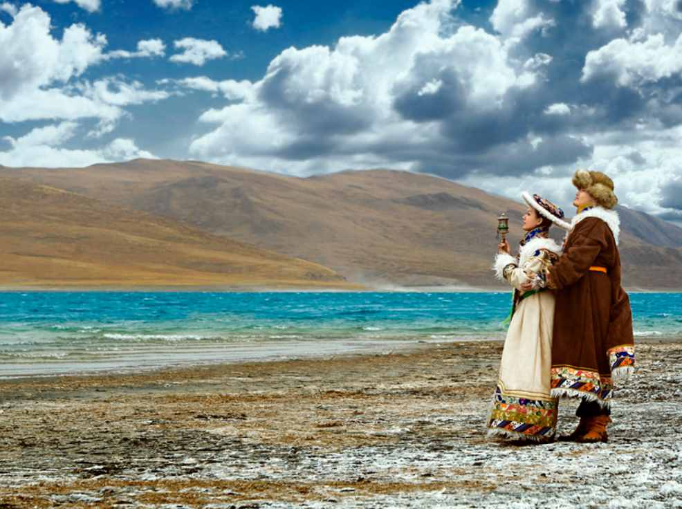 西藏的地域海拔高，对很多旅游者的高原反应是个极大的挑战