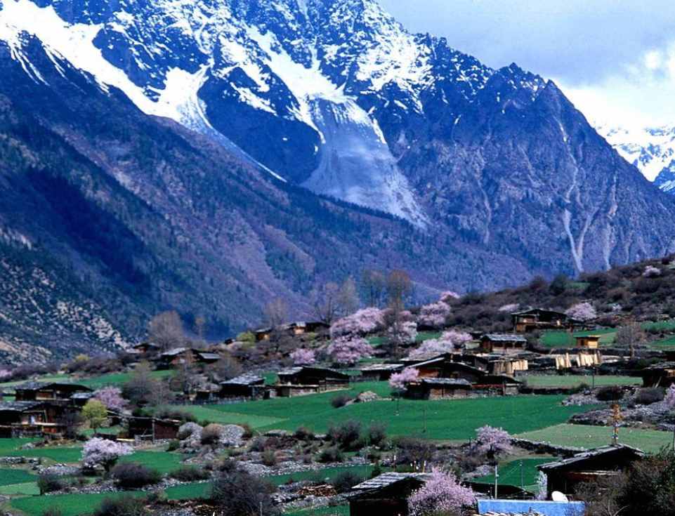 西藏的地域海拔高，对很多旅游者的高原反应是个极大的挑战