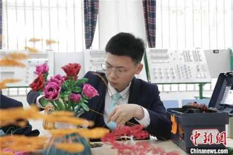 四川一高校4名男生为母亲手工制作玫瑰等花束