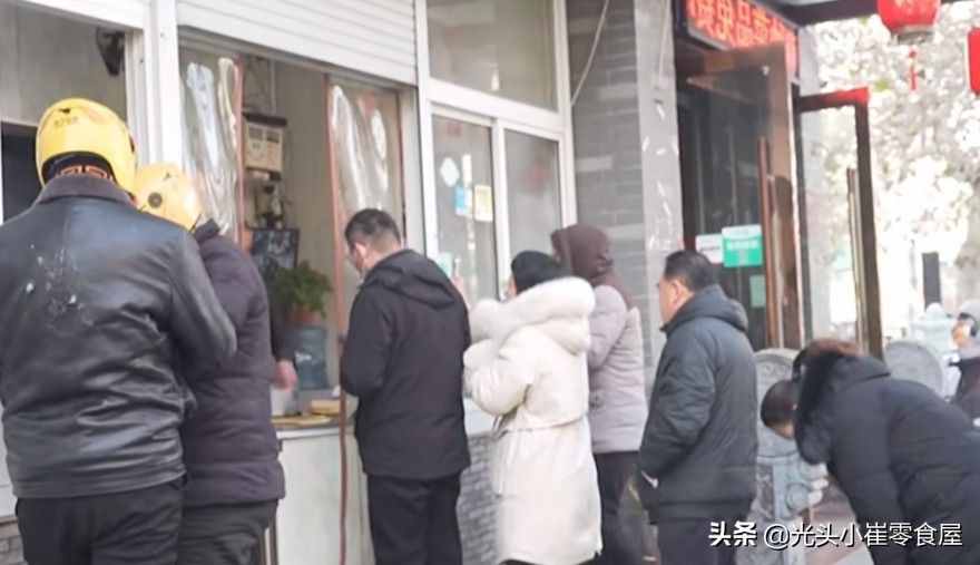 大徐州的“香酥油饼母鸡汤”人均不到10元，队伍排到很远