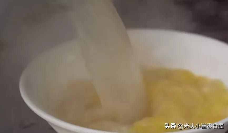 大徐州的“香酥油饼母鸡汤”人均不到10元，队伍排到很远