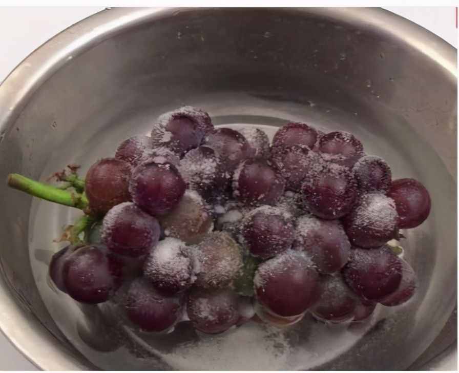 洗葡萄别再用盐水了，只会越洗越脏，教你一招，“脏物”乖乖出来