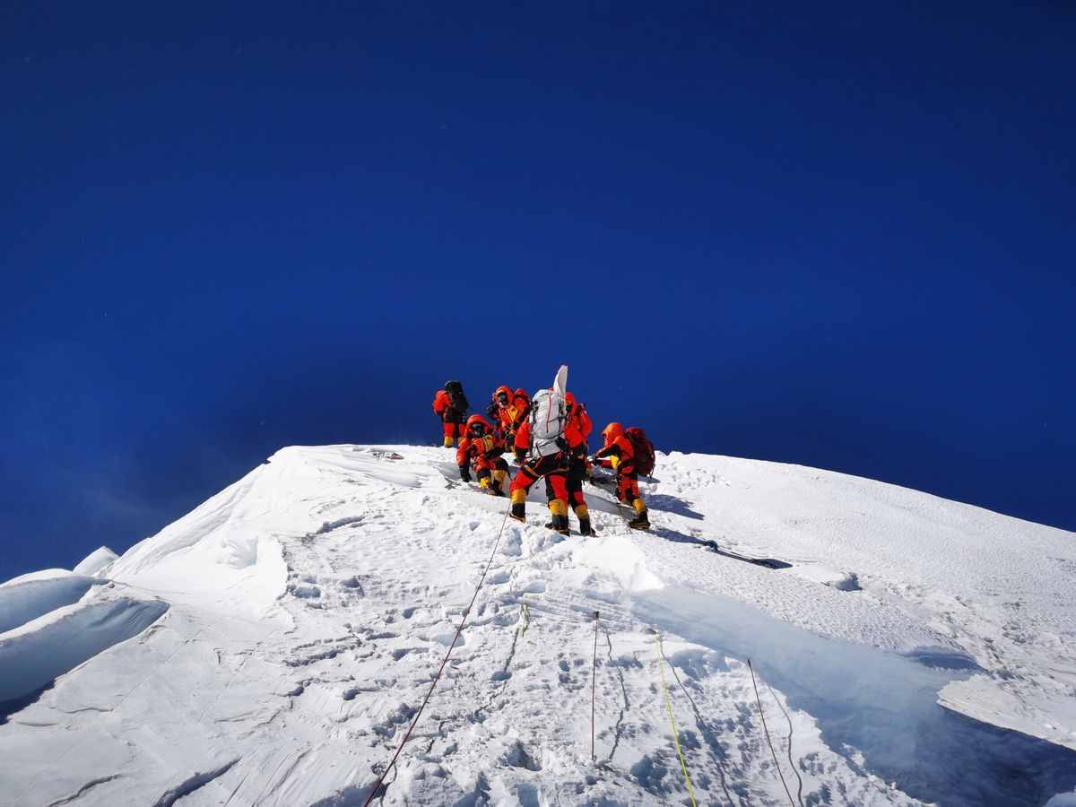珠穆朗玛峰的峰顶属于中国吗