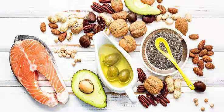 高胆固醇不要慌，医生建议：常吃这4类食物，胆固醇安全降