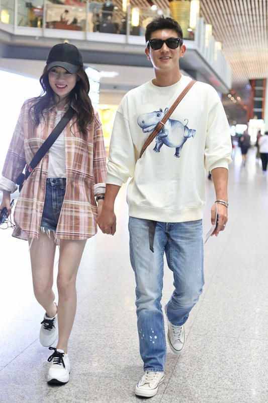 霍思燕和杜江亮相机场，打扮得真潮，格子衬衫搭配牛仔短裤超洋气