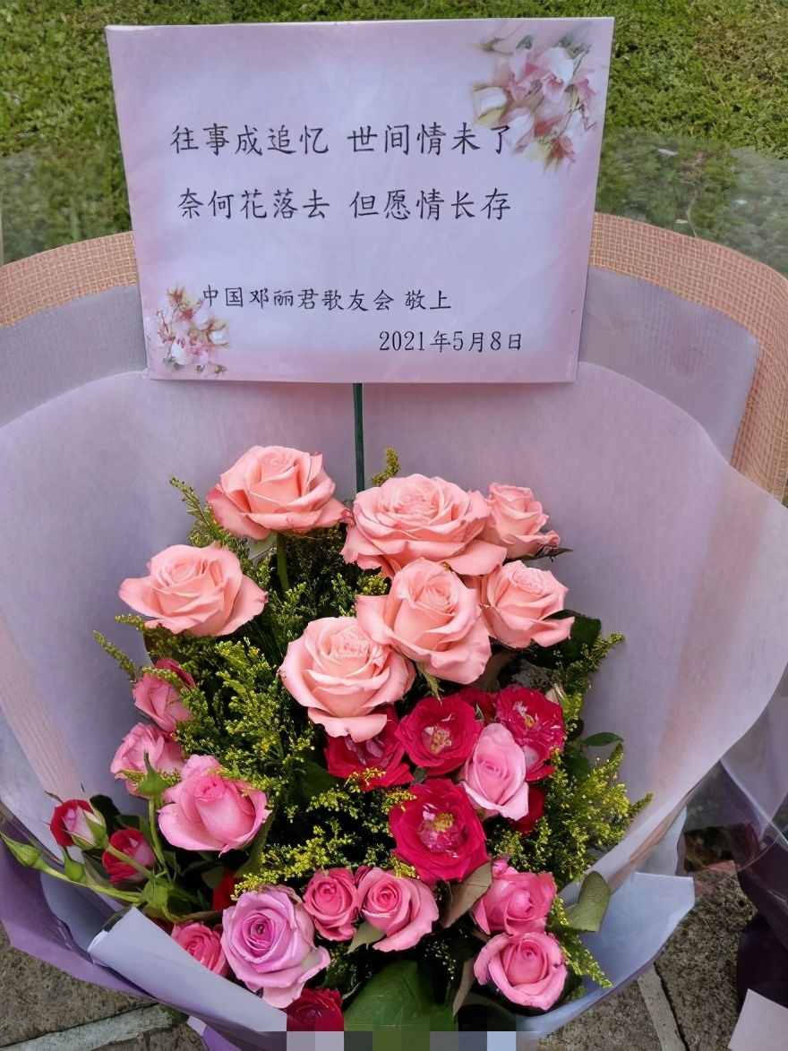 邓丽君离世26周年，粉丝在墓地摆满鲜花纪念，42岁早逝太可惜
