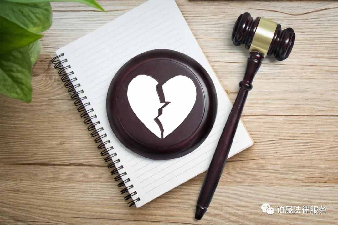 起诉离婚一般多久才能出判决？是否可以不出庭参加呢？