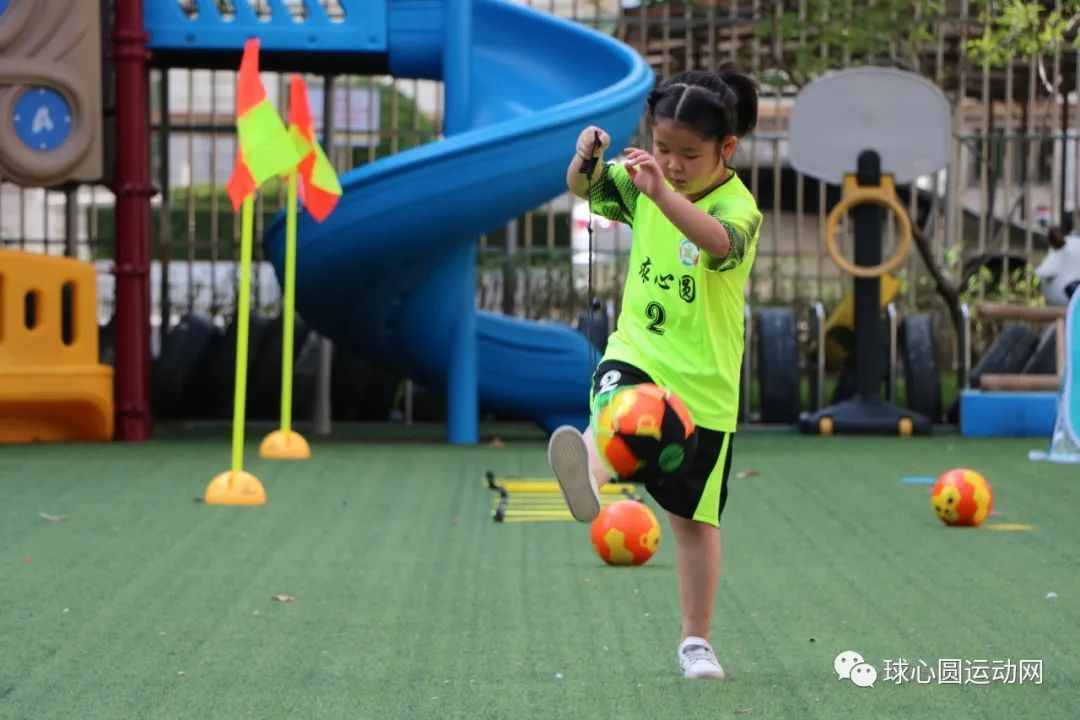 踢球，不仅会让孩子们快乐，也让他们更健康，更容易融入社会
