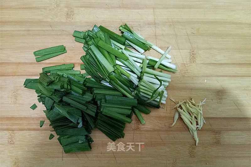 韭菜炒小河虾：鲜香味美，下饭又补钙